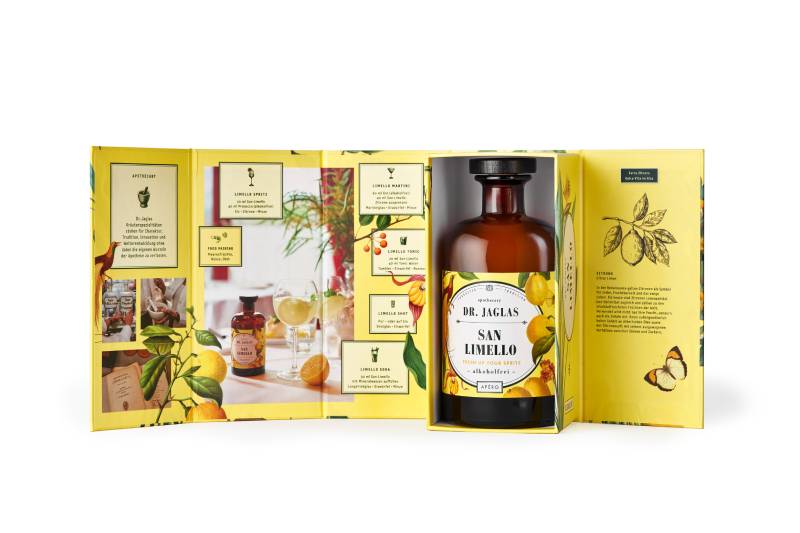 Man sieht eine Flasche Limoncello alkoholfrei und den Umschlagskarton aufgeklappt mit Bildern und Sprüchen.